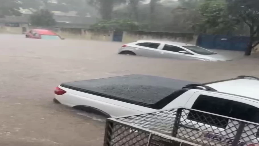 Chuva provoca alagamentos, arrasta e deixa carros submersos em Divinópolis. (FOTO: Reprodução Redes Sociais)