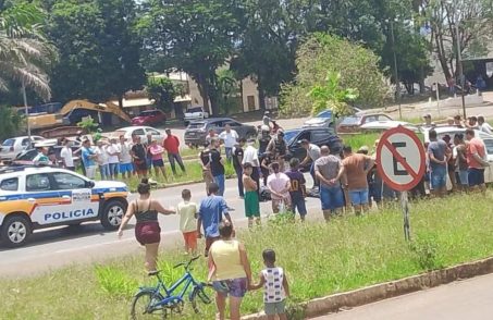 Dois homens em moto preta atiram contra vítima; suspeitos fugiram e polícia investiga. (FOTO: Divulgação PMMG)