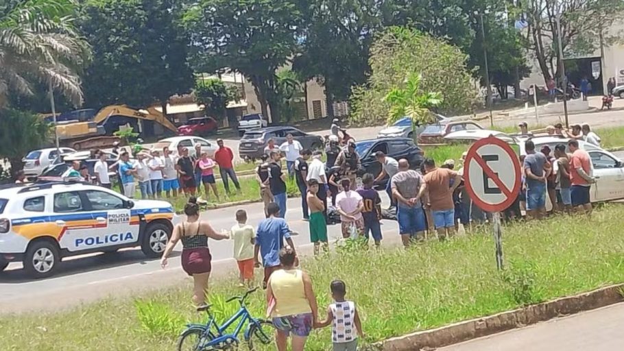 Dois homens em moto preta atiram contra vítima; suspeitos fugiram e polícia investiga. (FOTO: Divulgação PMMG)