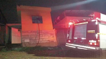 Incêndio destrói casa em Formiga, e moradora acusa ex-companheiro de provocar fogo. (FOTO: Divulgação Corpo de Bombeiros)