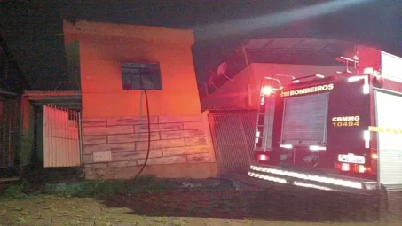 Incêndio destrói casa em Formiga, e moradora acusa ex-companheiro de provocar fogo. (FOTO: Divulgação Corpo de Bombeiros)