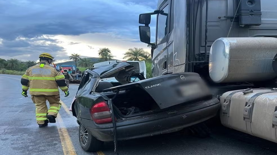 Jovem de 18 anos morre após acidente na BR-354, em Córrego Danta. (FOTO: Divulgação Corpo de Bombeiros)