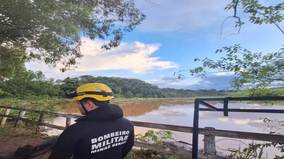 Lagoas transbordam após chuvas intensas e lama invade casas em Cláudio.(FOTO: Divulgação Corpo de Bombeiros)