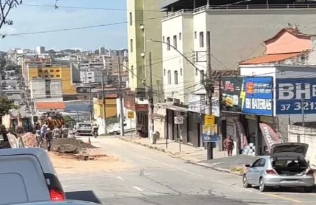 Obra da Copasa na Avenida Paraná causa transtornos no trânsito e no comércio. (FOTO: Divulgação PMD)