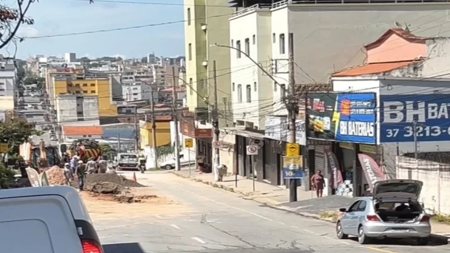 Obra da Copasa na Avenida Paraná causa transtornos no trânsito e no comércio. (FOTO: Divulgação PMD)