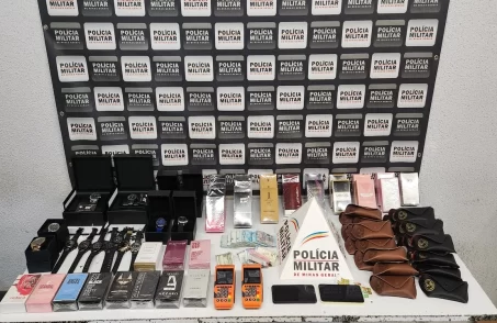 Polícia apreende R$ 9 mil com casal preso por vender por relógios e perfumes falsos como originais em Divinópolis.(FOTO: Divulgação PMMG)