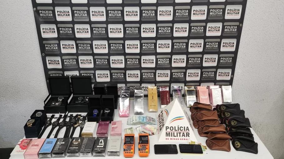 Polícia apreende R$ 9 mil com casal preso por vender por relógios e perfumes falsos como originais em Divinópolis.(FOTO: Divulgação PMMG)