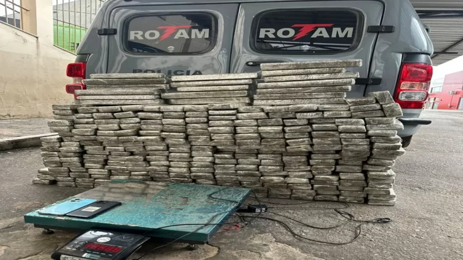 Polícia Militar apreende 252 barras de maconha em Pitangui. (FOTO: Divulgação PMMG)