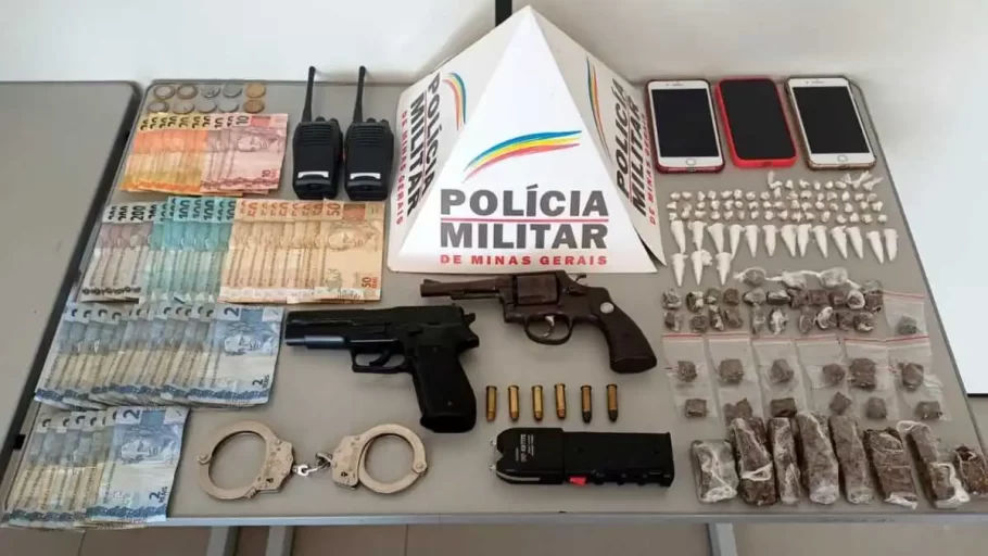 Polícia Militar prende dois homens e apreende adolescente por tráfico e tortura em Nova Serrana.(FOTO: Divulgação PMMG)