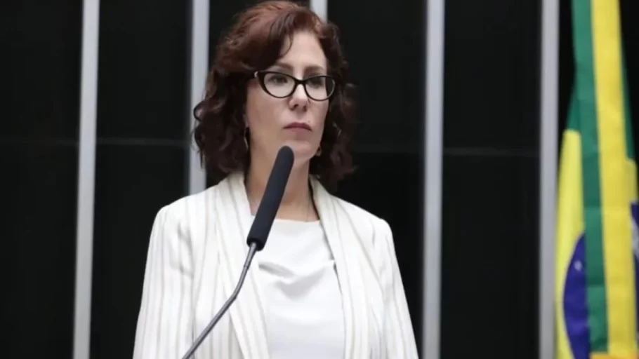 TRE-SP cassa mandato de Carla Zambelli e a torna inelegível por 8 anos. (FOTO: Reprodução Câmara dos Deputados)