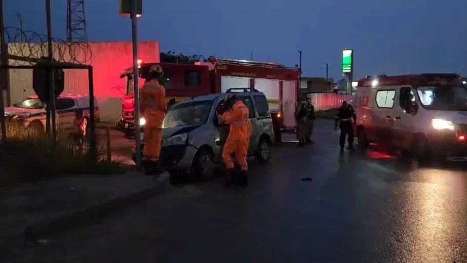 Acidente entre carro e moto deixa duas pessoas em estado grave em Nova Serrana. (FOTO: Reprodução Redes Sociais)