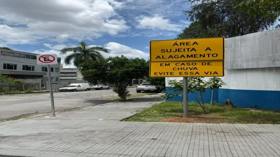 Após três anos de cobranças, prefeitura instala placa de área alagável em Divinópolis.(FOTO: Divulgação Assessoria)