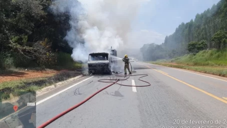 caminhão seara pega fogo na mg-050