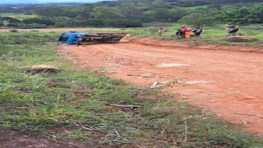 Caminhão tomba e mata passageiro prensado entre cabine e solo em Camacho.(FOTO: Reprodução Redes Sociais)