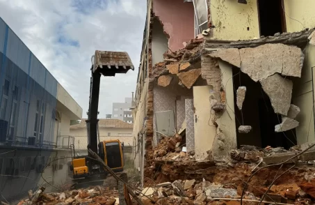 demolição do prédio da maçonaria para obras da câmara de divinópolis