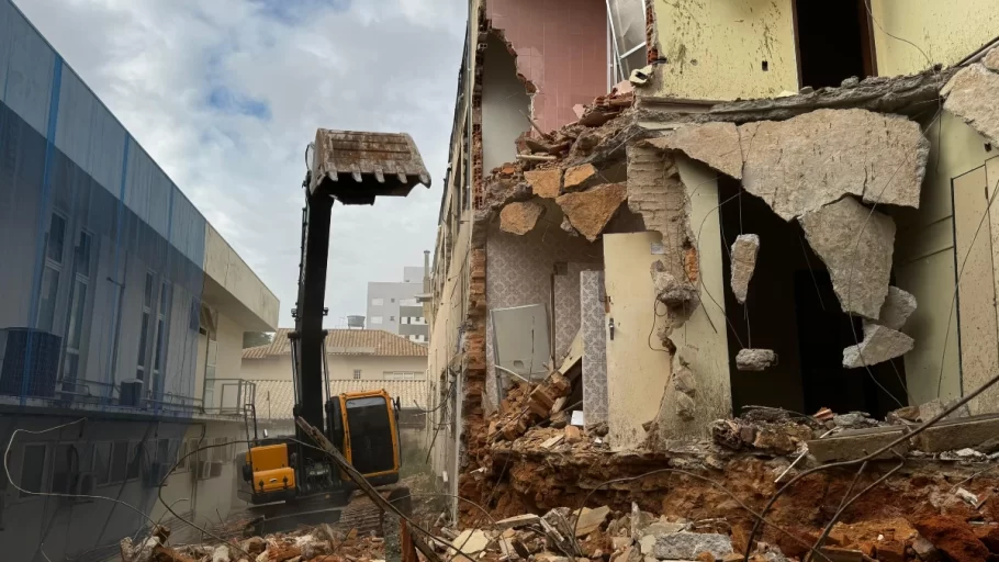 demolição do prédio da maçonaria para obras da câmara de divinópolis