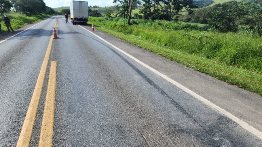 Motorista de caminhão tenta evitar colisão com carreta e acaba atropelando funcionário que trabalhava na sinalização de obras.(FOTO: Divulgação Polícia Militar Rodoviária)