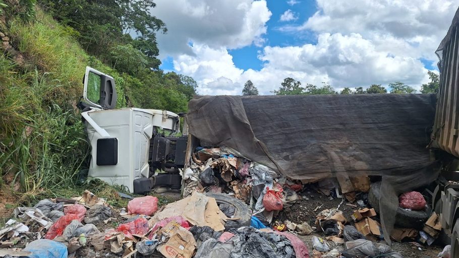 Caminhão tomba duas vezes e bloqueia BR-354 em Formiga. (FOTO: Divulgação Polícia Militar Rodoviária)