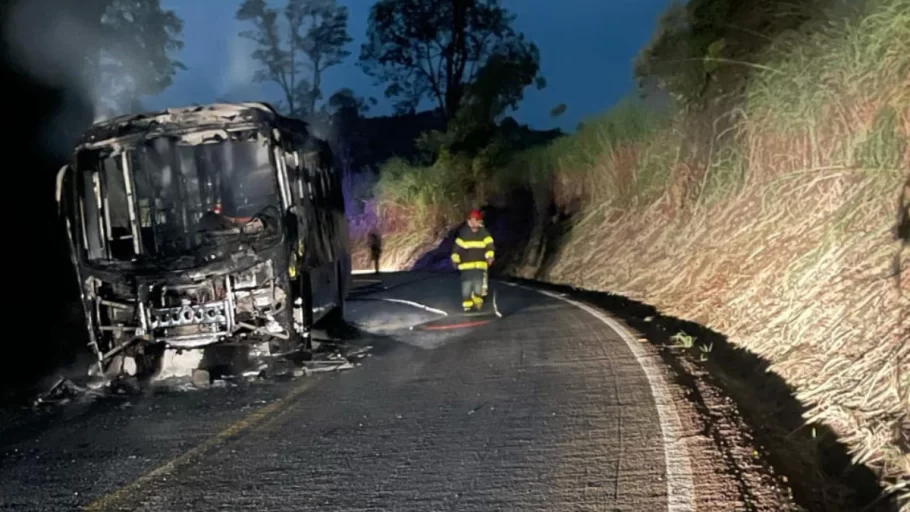 ônibus universitário de papagaios pega fogo em pará de minas