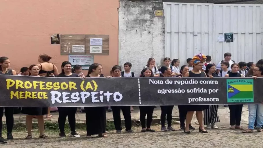 PM detalha agressão contra professora, e manifestação ocorre na Escola Estadual Lauro Epifânio.(FOTO: Reprodução Redes Sociais)